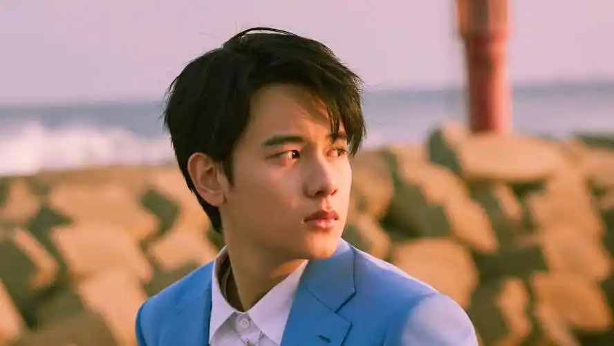 胡先煦在机场为粉丝怒斥代拍,张新成收到粉丝送的世界首富题字_邓恩_