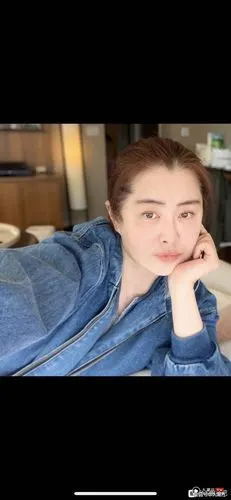 54岁王祖贤连晒多张素颜相,气质依旧,发量意外引网友关注