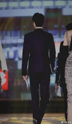 男女星的背影照,王一博,肖战,你能认出来是谁吗?