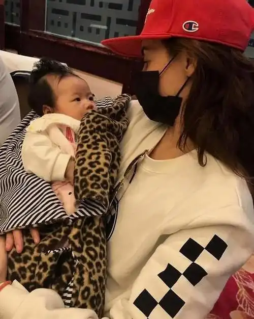 谢贤终于瞒不住了曝光与张柏芝三胎的关系难怪谢霆锋不敢结婚