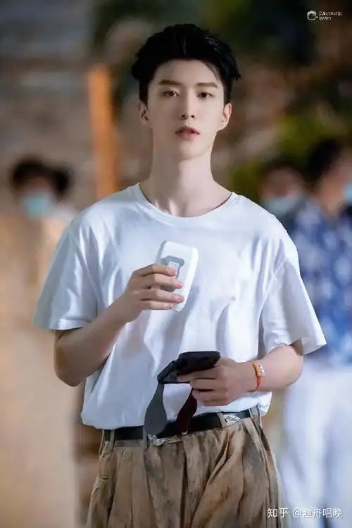 青春环游记2第一期中范丞丞手上戴的那个橘色的手环是什么呀看起来好