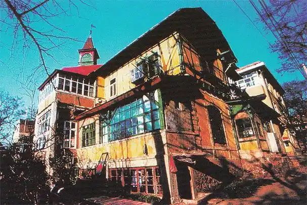 【德国亲王别墅旧址】位于市南区沂水路3号,建于1901年.