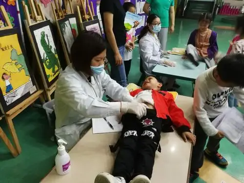 小朋友们有序地排着队伍,勇敢地体检…真棒