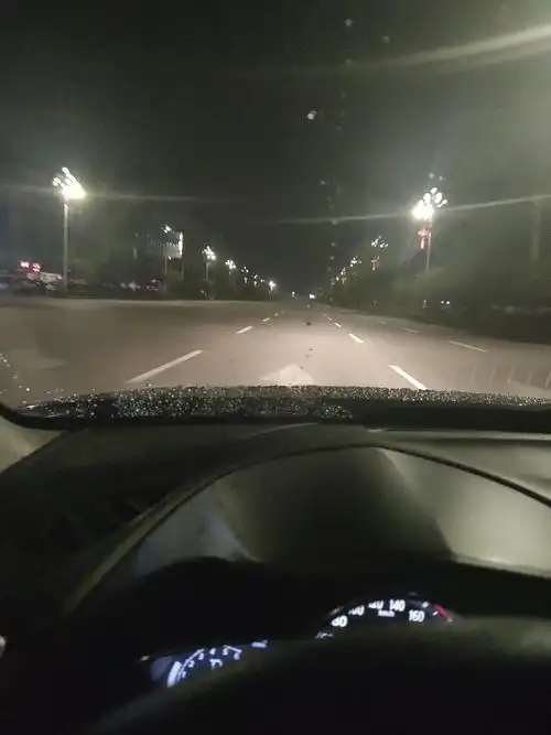 由于晚上开车,灯光暗,我们还走错了路口,哈哈.