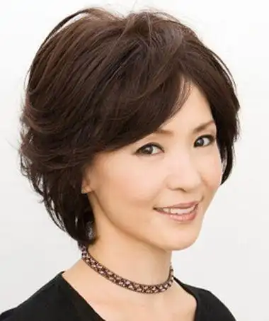 emily 分享到  丰盈饱满的短发可是居家女性最喜欢的 发型设计了,向后