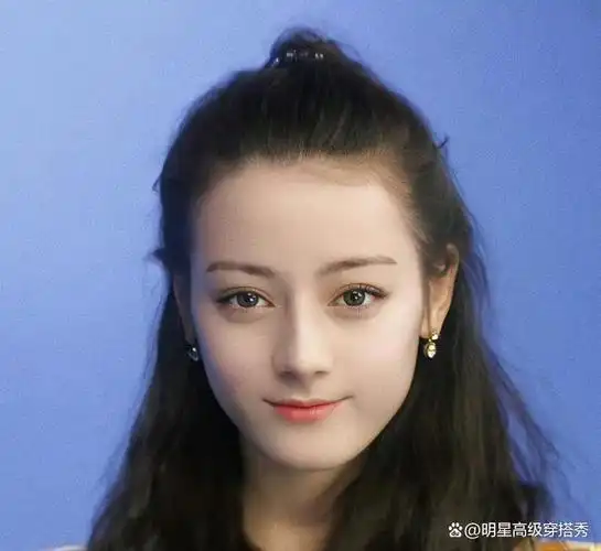 迪丽热巴是一位中国内地影视女演员,出生于新疆维吾尔自治区乌鲁木齐