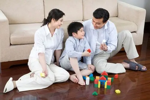 一家人摆积木