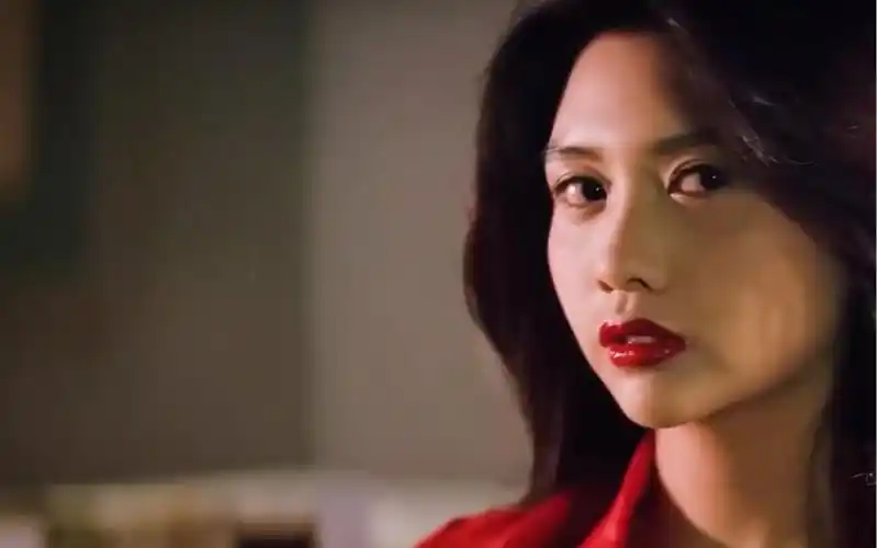 小时候的赌神女神身穿大红袍