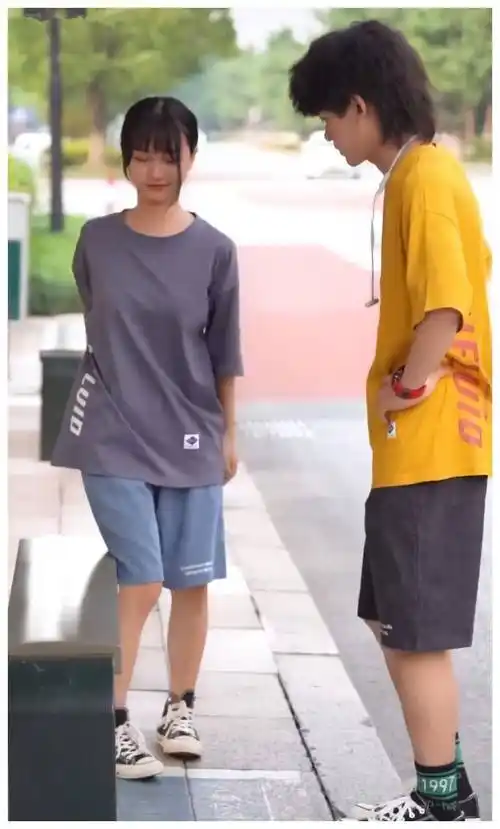 他们俩身高差异不明显,腿长比例也差不多,但是男朋友穿10厘米丝袜,腿