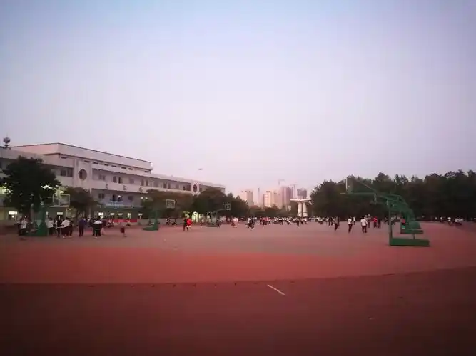 宽阔的操场 - 滕州市第二中学