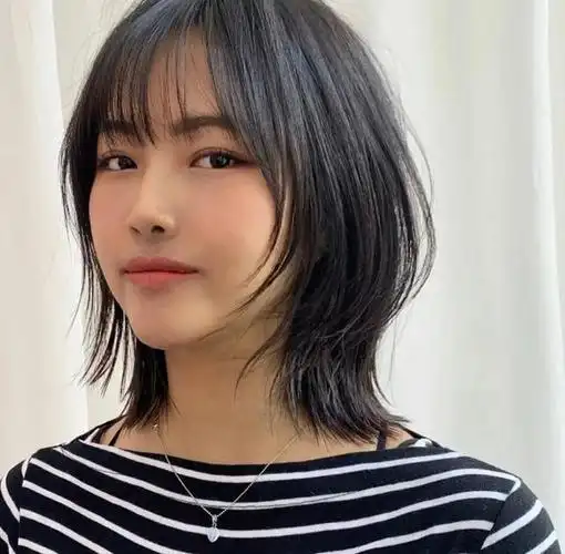 披肩长度的发型几乎可以说是常青款,不限制脸型,通过调节脸周的碎发