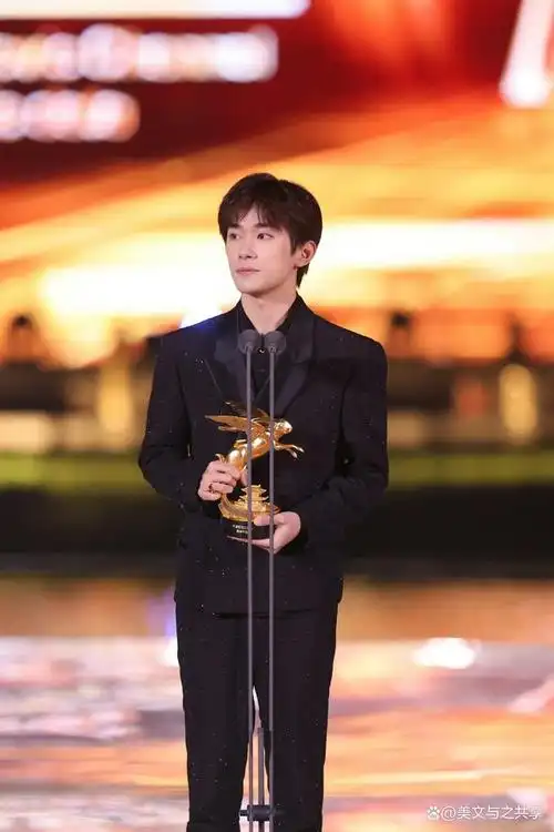 22岁斩获"年度影响力演员",被吴京张艺谋力捧,他就是易烊千玺