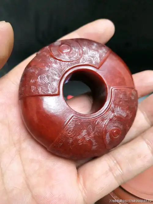 良渚时期老红玉挂件手件个个满身工艺