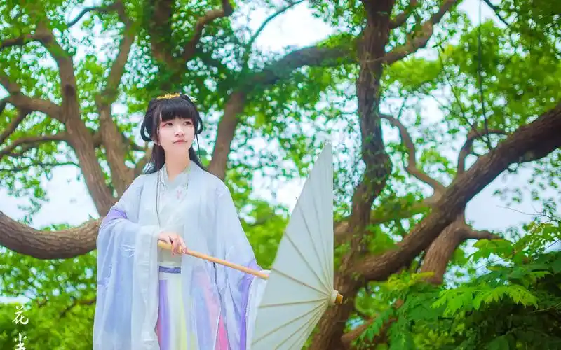 撑伞美女唯美古风电脑桌面壁纸