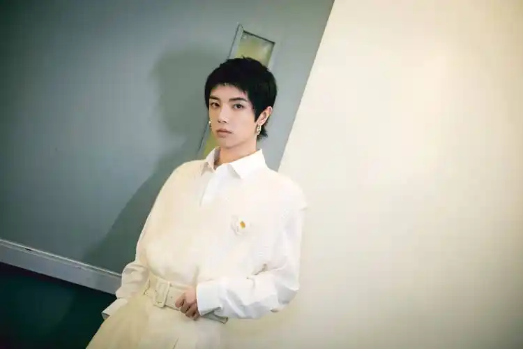 华晨宇萌探2银丝眼镜搭衬衫复古范出演人世间被赞行走的穿搭模板