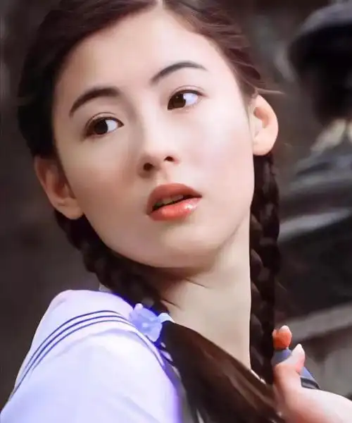 年轻时候的张柏芝,清丽秀美,皮肤光洁,笑容甜美,脸上还有点婴儿肥,被