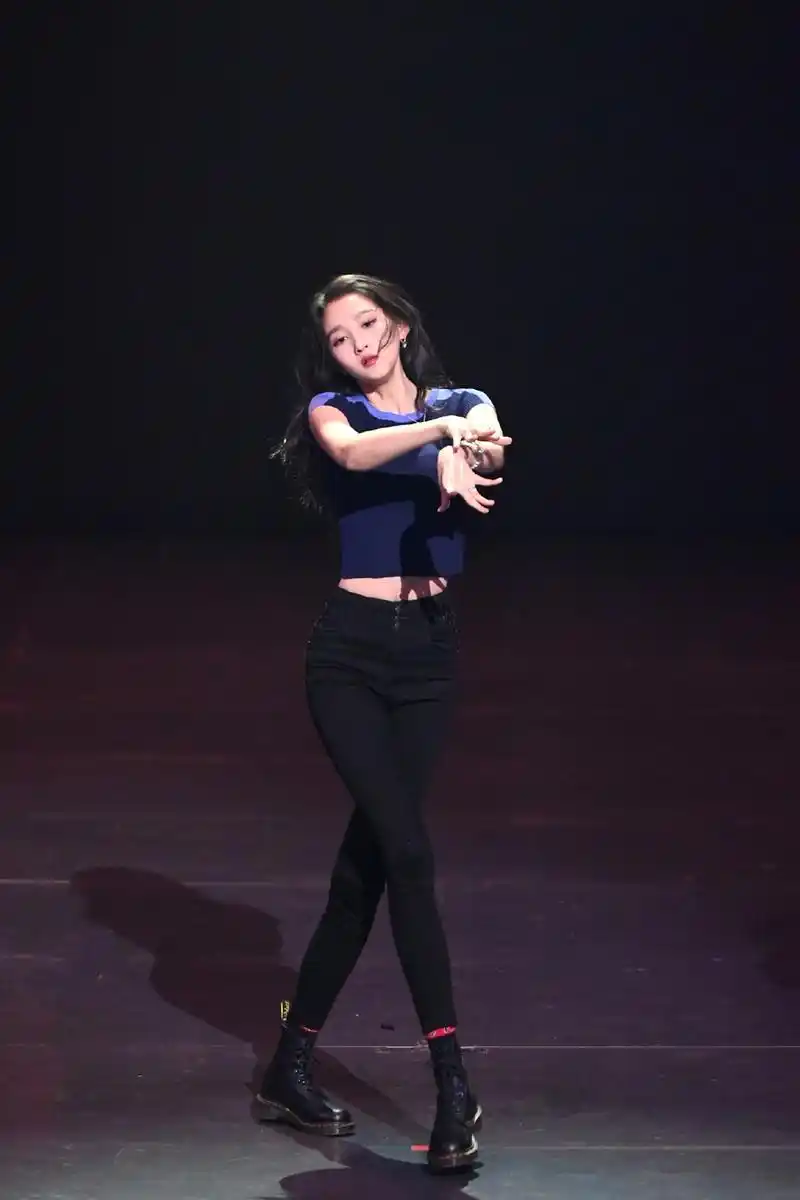 关晓彤穿露脐装跳舞大秀平坦蛮腰摇滚风造型又帅又飒