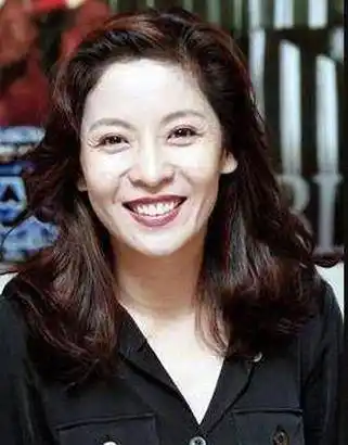 丁佩:李小龙暴毙于她家,身为向华强前妻,向太为何甘愿养她40年_李国豪