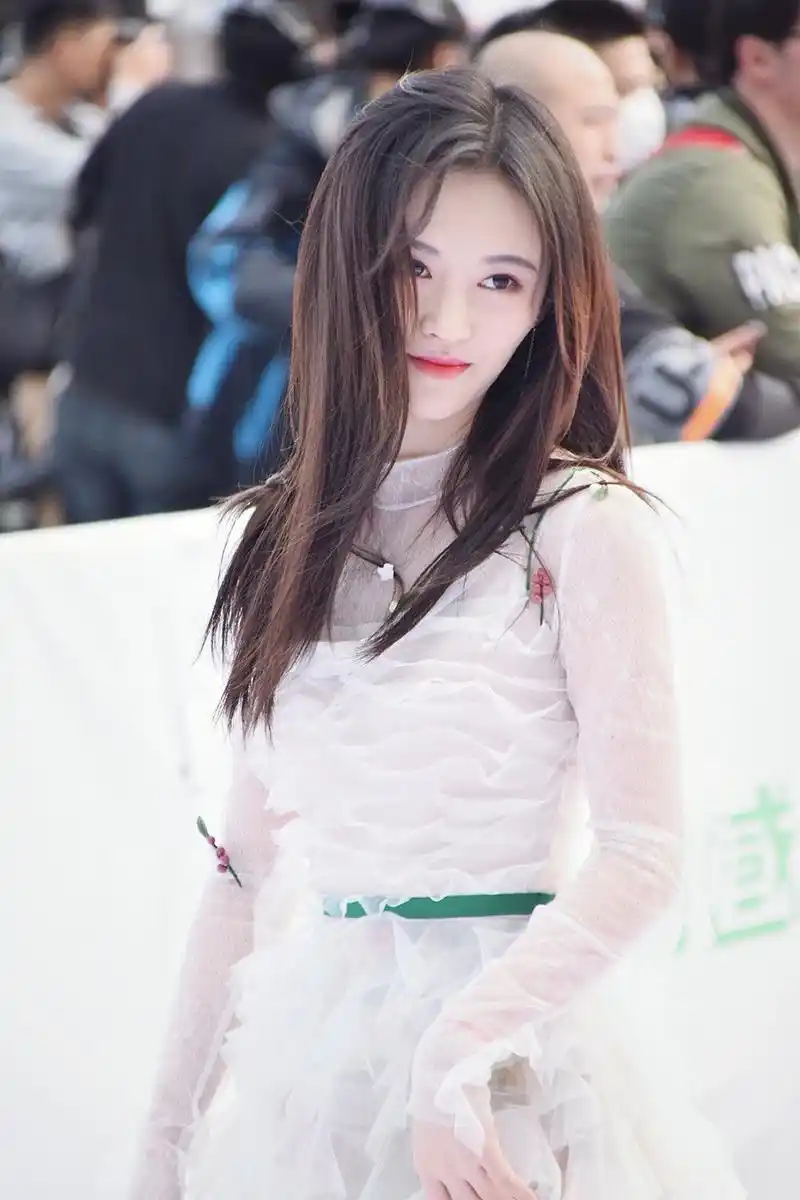 鞠婧祎出席活动红毯状态好 白色纱裙妆容清丽显仙气