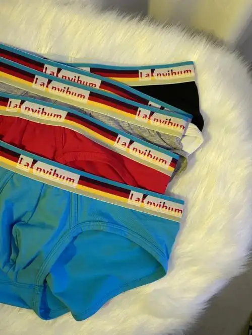 来请闭上眼睛享受这男生三角裤的舒适吧