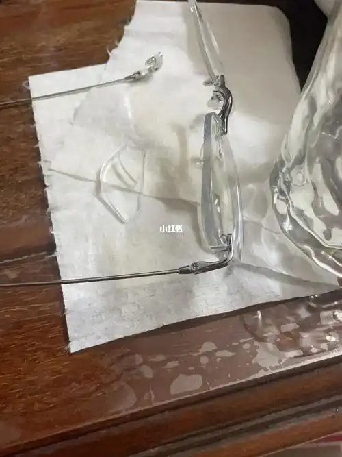 眼镜竟然以这种方式碎了