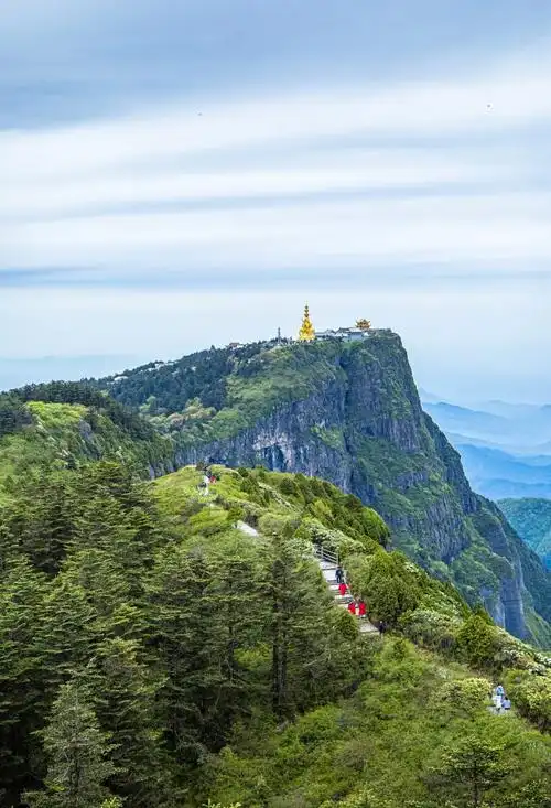 终于等到你峨眉山最高峰万佛顶重新开放27日迎来首批游客