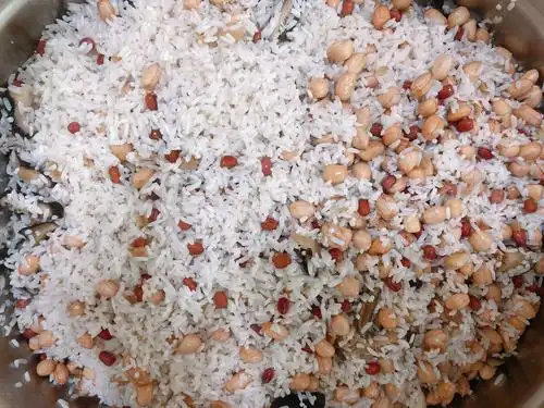 将馅料搅拌均匀,就可以开始包粽子啦