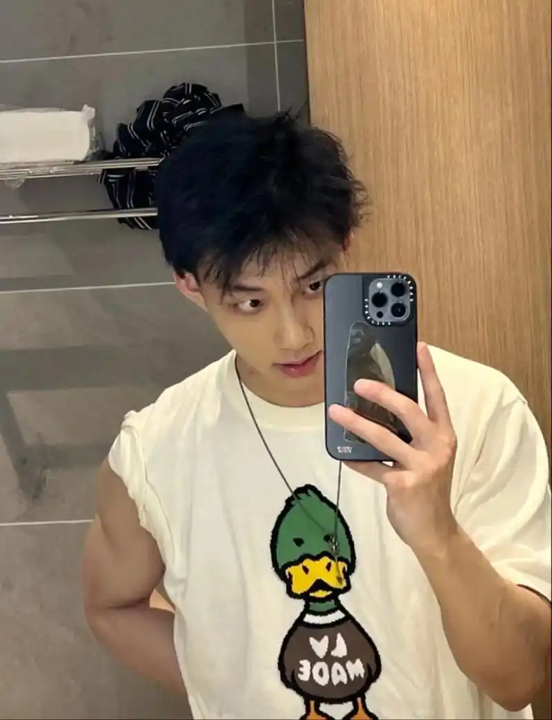 男孩子真是可爱的生物 #身材很哇塞 #阳光男孩 #可狼可奶 - 抖音