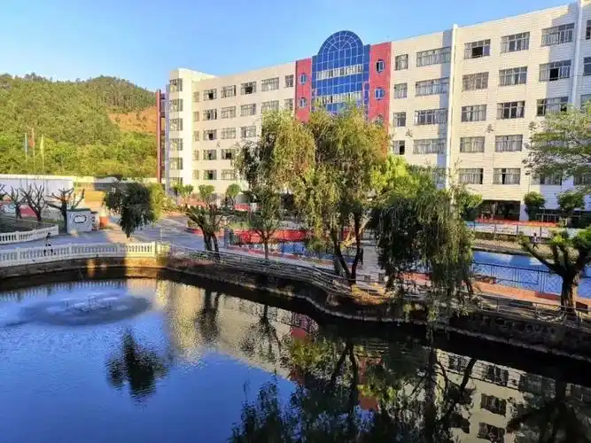 莲韵飘香贯长虹 一品莲实味正浓 ——广州市番禺区石楼中学2018"校庆