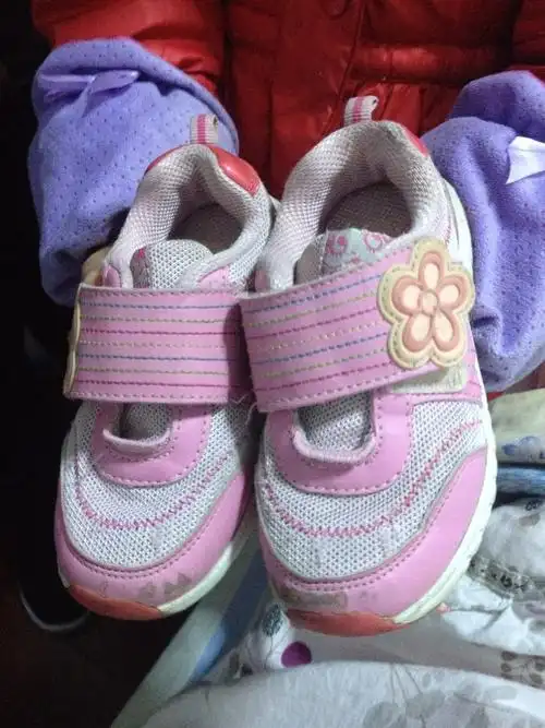 小女孩的这鞋有人要?