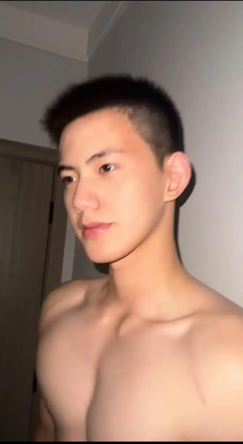 回归小村头#寸头 #彭于晏侧颜照 - 抖音