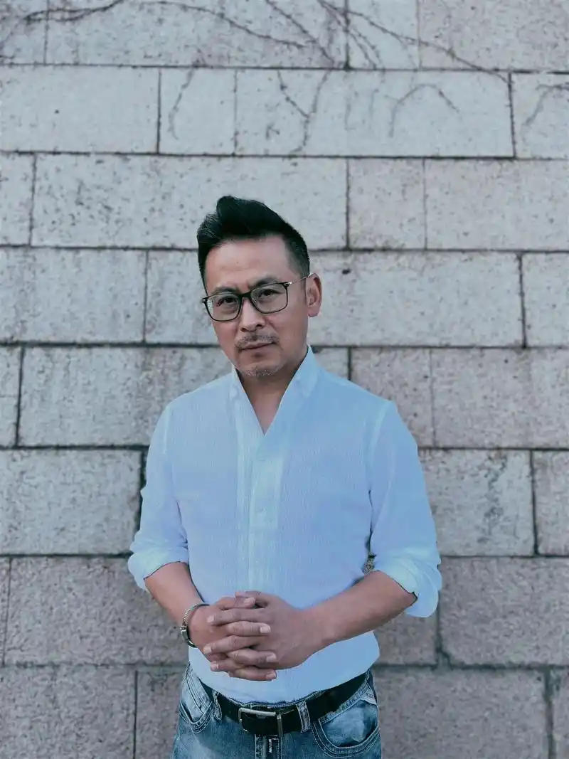 一片领衬衫最大的特点当然是领子了.这种连成一体, - 抖音