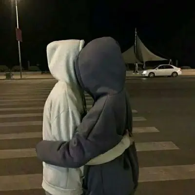 拥抱情侣头像真人一对 男孩抱女孩的情侣头像图片