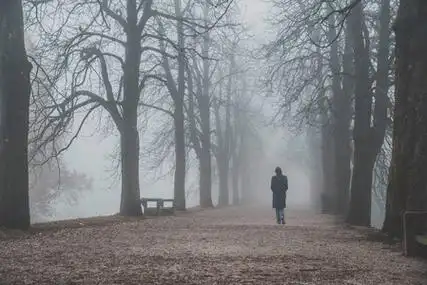 节日里一个人孤独图片