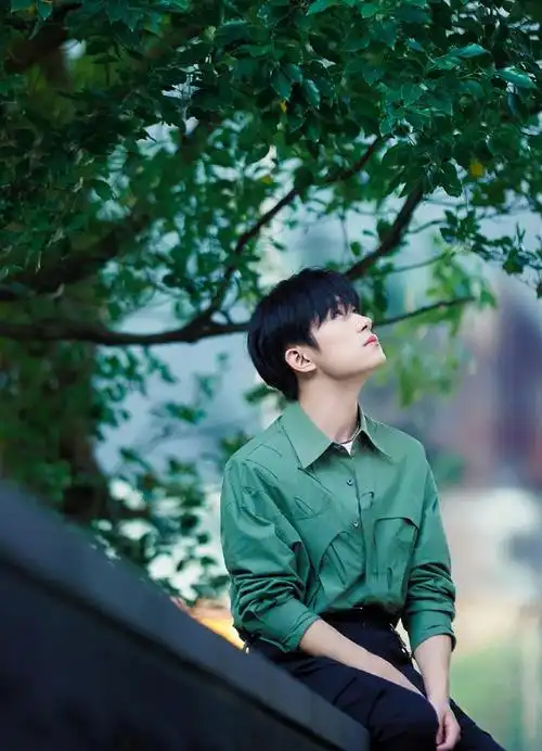 易烊千玺这组写真好春天