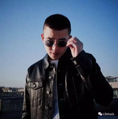 而在各种男生发型当中,寸头应该是荷尔蒙指数最高的了吧,不管你平时有