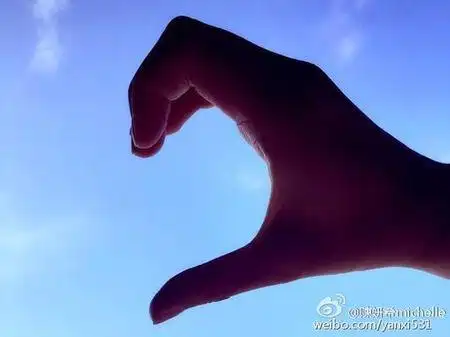 求 对着天空比划半个爱心的头像