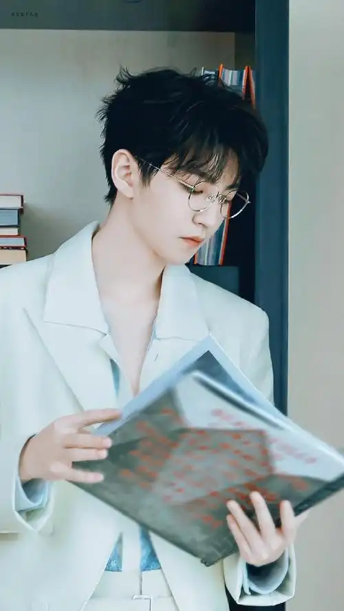 王俊凯超话#王俊凯暴龙直播#金丝眼镜鲨疯了!