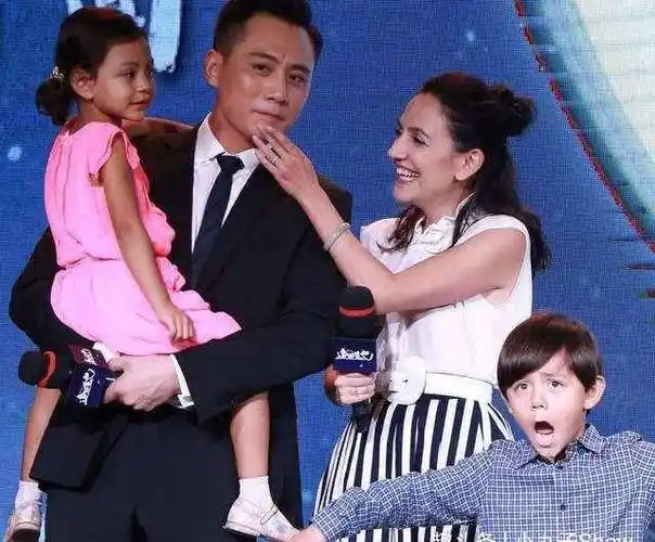 刘烨混血儿子诺一最新照曝光,意外撞脸丁真,妹妹霓娜长卷发抢镜_安娜