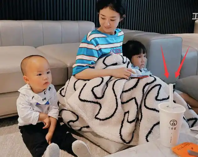 赵丽颖假期照片曝光宅家喝奶茶带娃很放松不化妆更显嫩