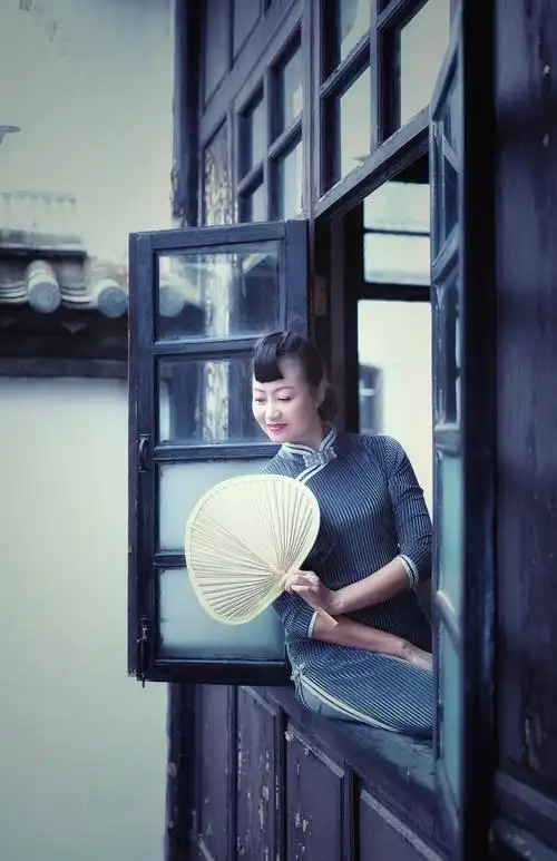 国民上海弄堂风情旗袍美女.