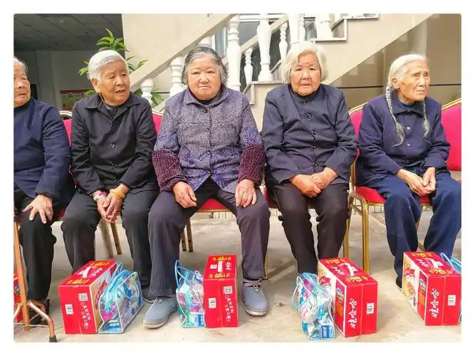 3,周末,晓晓和她的4个好朋友去养老院看望老人.