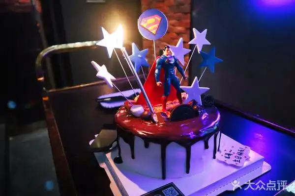 强行被生日的蛋糕也妥当地用推车送进来了～还会等生日歌响起才