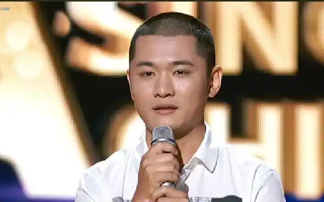 《中国新歌声》: b>赵小熙 /b>《kiss》