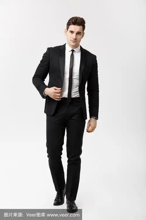 经营理念:一个优雅的商务人士的全身照在漂亮的西装上行走在白色的