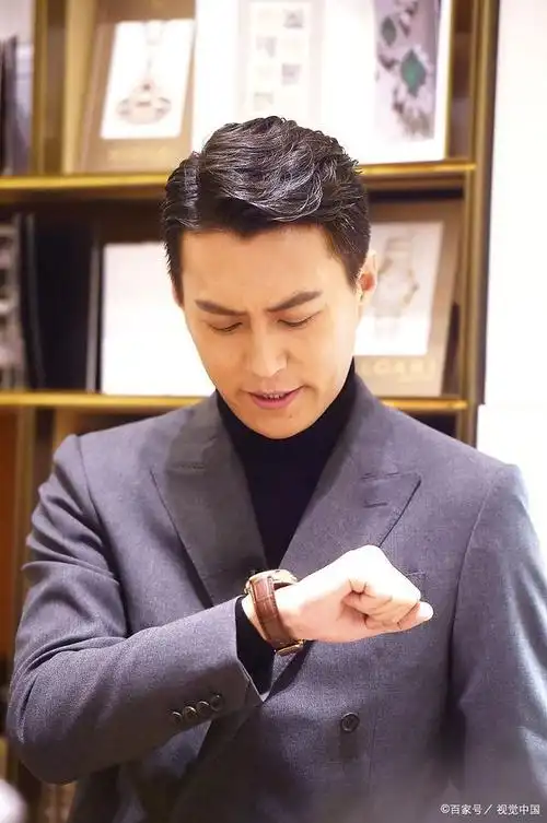 罗子君要离开上海去深圳之前,靳东饰演的贺涵对她来了一场深情的表白.