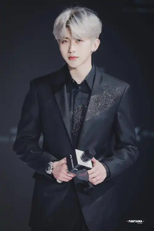 蔡徐坤低调黑西装亮相陌森品牌活动 贵公子戴上墨镜秒变三岁宝宝是