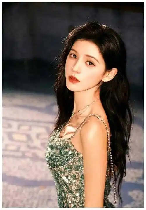 张予曦演绎浪姐5香槟吊带裙惹火龚俊粉丝力拒暗河传