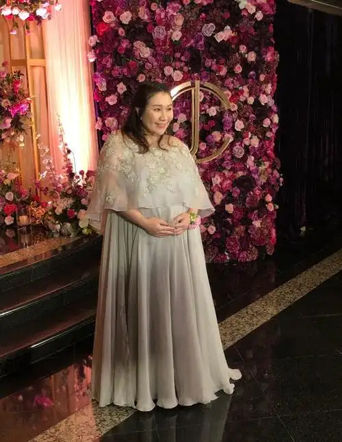 赌王女儿挺着大肚子不怕辛苦出席好友婚宴裙子得特别订制