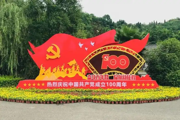 红色景观造型成为城市一道靓丽的"红色风景线"到处都洋溢着喜庆的氛围